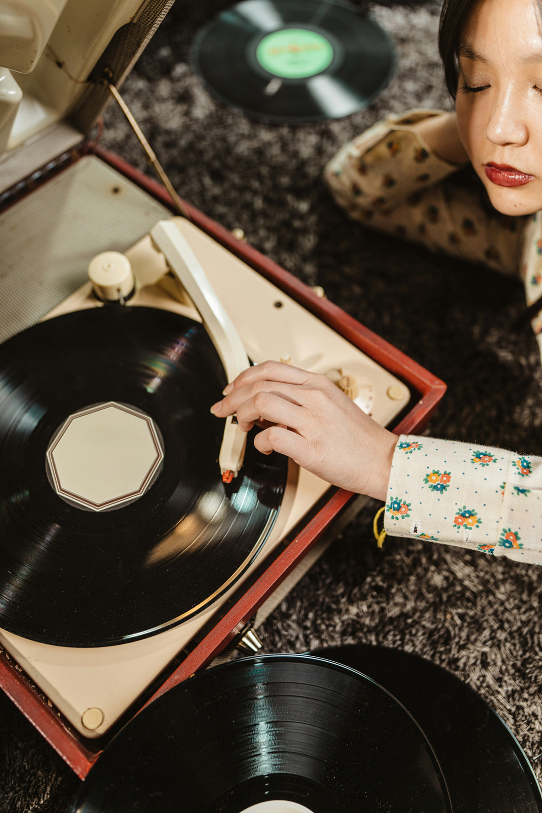 Why People Love Vinyl Records: The Timeless Appeal of Analog Sound